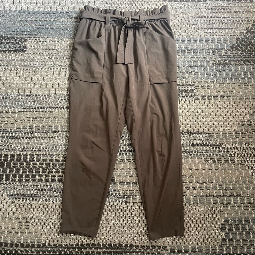 Athleta Ladies Skyline Pant Paper Bag Waist in Light Asphalt Gray, Size 6